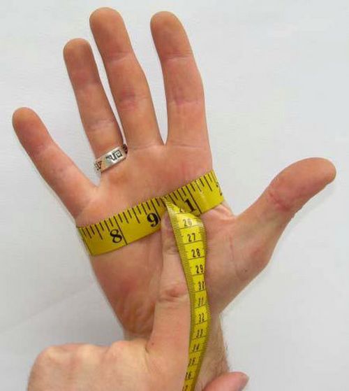 Измерение руки сантиметровой лентой