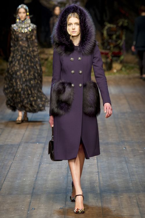 Модное фиолетовое пальто с меховым капюшоном 