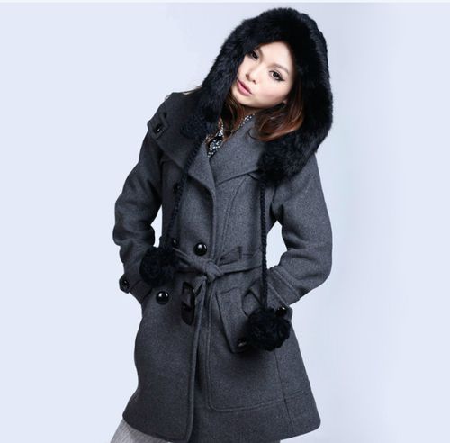 Женское драповое пальто с меховым капюшоном