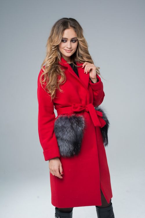 Красное пальто с серыми меховыми карманами